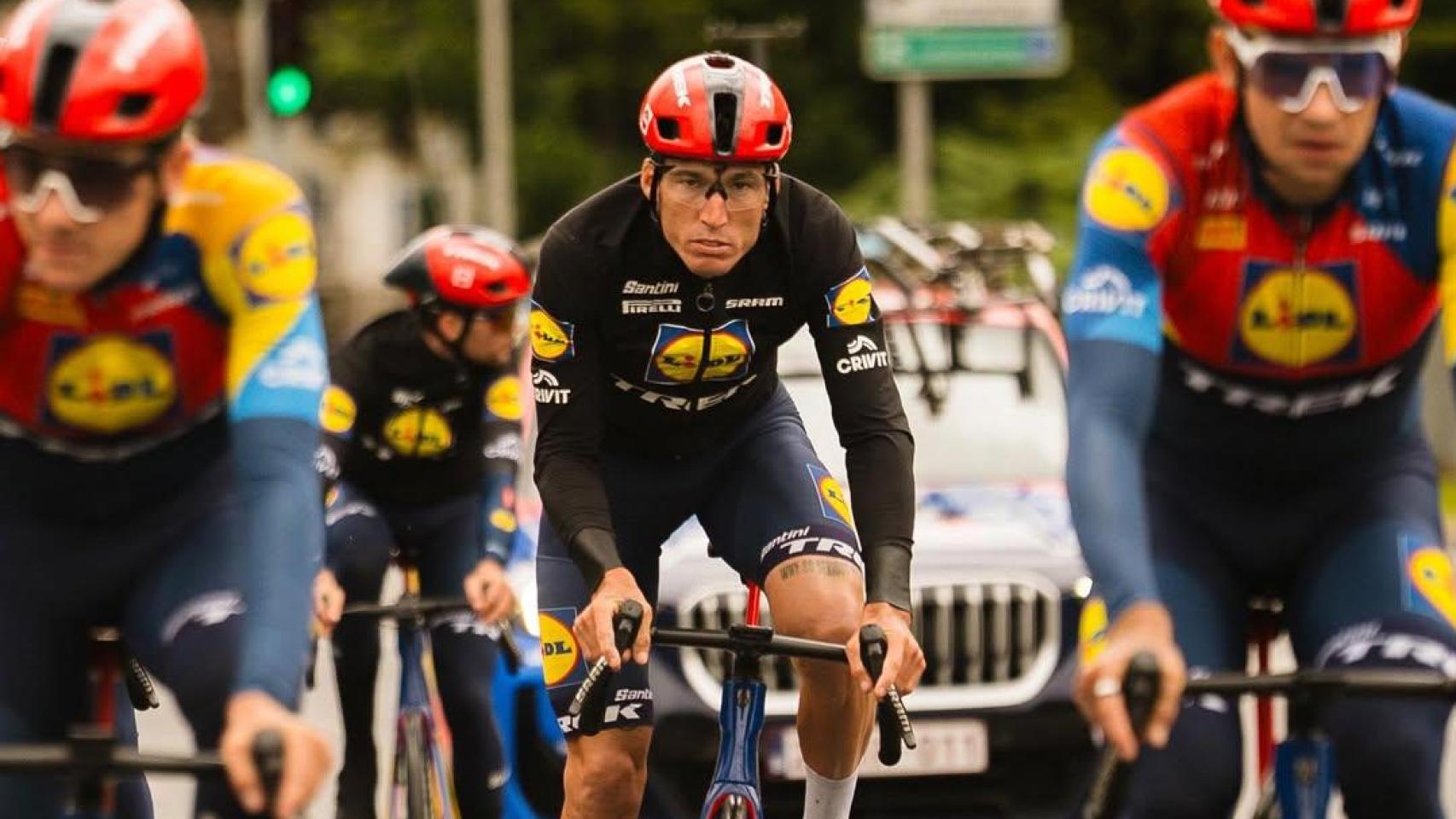 Aleix Espargaró durante una carrera con el equipo Lidl-Trek.