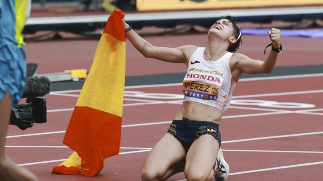 María Pérez celebra su victoria en los 35 km marcha en el Mundial de Tokio 2025