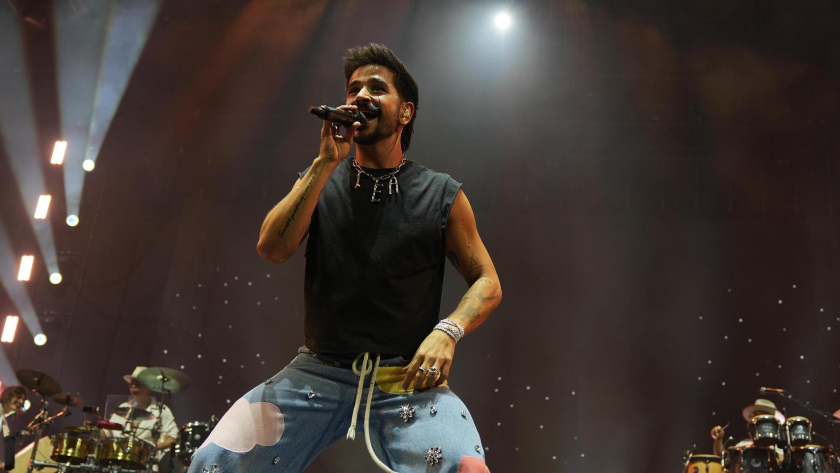 Camilo inaugura la temporada de conciertos en el Roig Arena:  Si a uno le dan paella y hablan en valenciano se enamora 