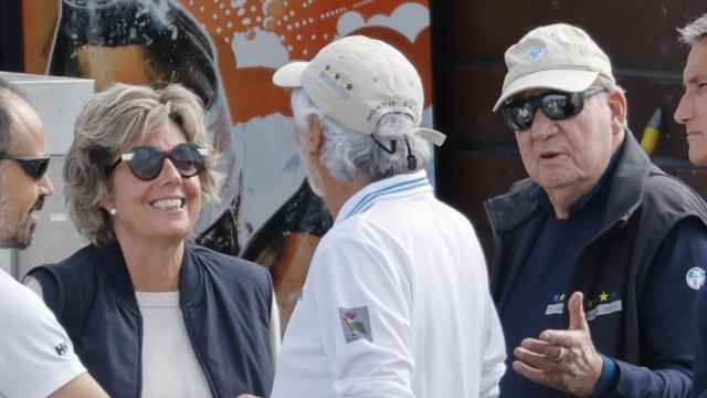 El rey emérito Juan Carlos y Simoneta Gómez-Acebo en Sanxenxo, este sábado, 13 de septiembre.