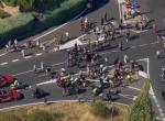 Un grupo de manifestantes invade la carretera e intenta bloquear sin éxito el paso de los ciclistas en La Vuelta