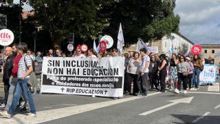 Cientos de personas protestan en Santiago contra los recortes educativos de la Xunta
