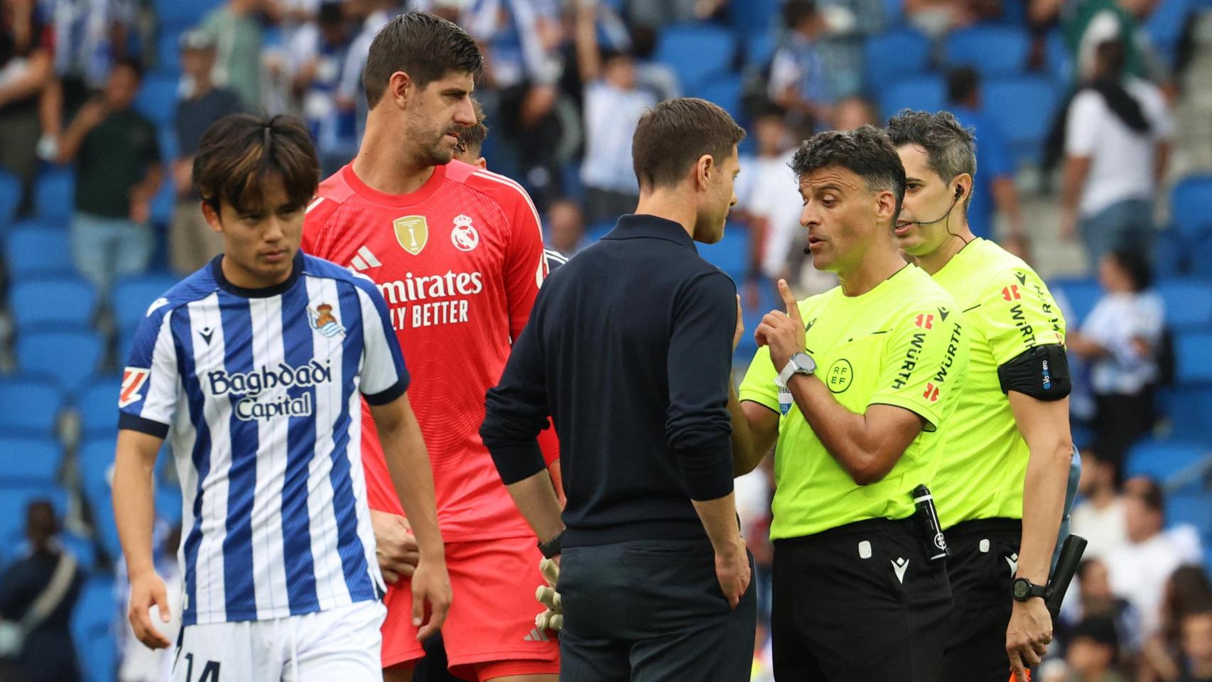 Gil Manzano explica a Xabi Alonso el motivo de la expulsión a Dean Huijsen.