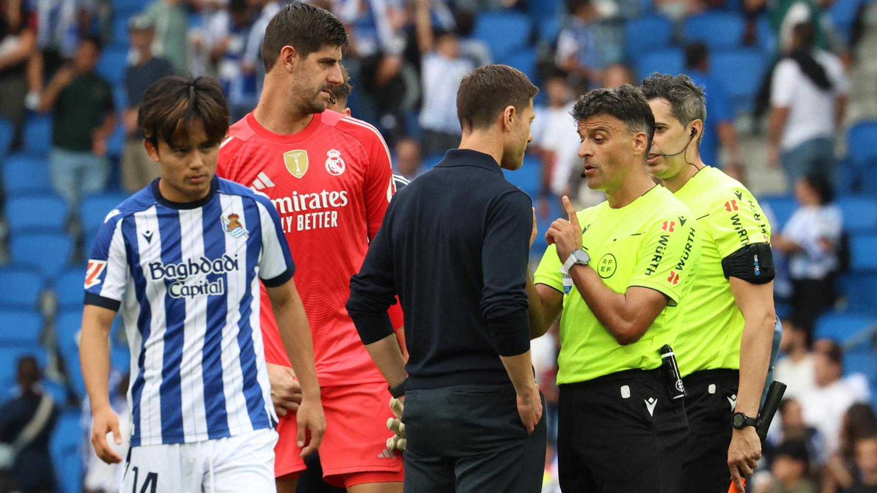 Gil Manzano explica a Xabi Alonso el motivo de la expulsión a Dean Huijsen.