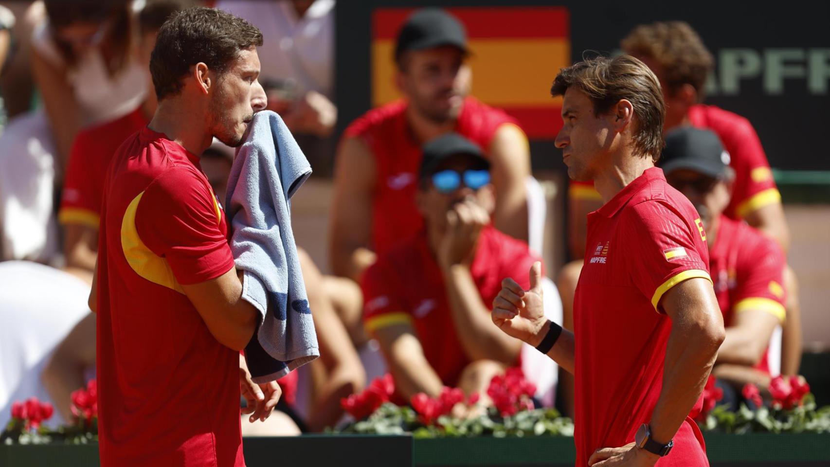David Ferrer habla con Pablo Carreño durante el partido ante Holger Rune.