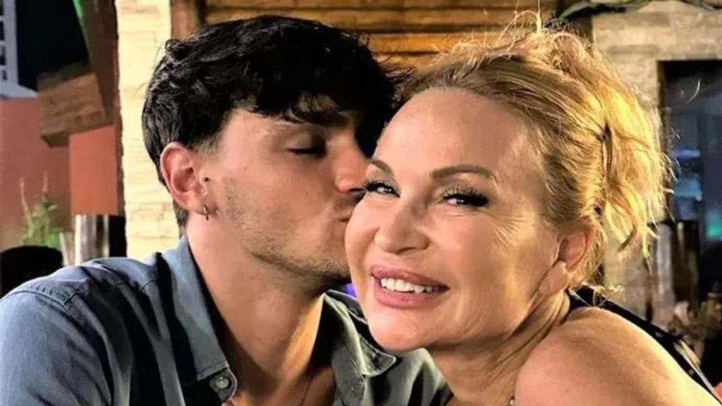 Gabriel Guevara y su madre, Marlène Mourreau.