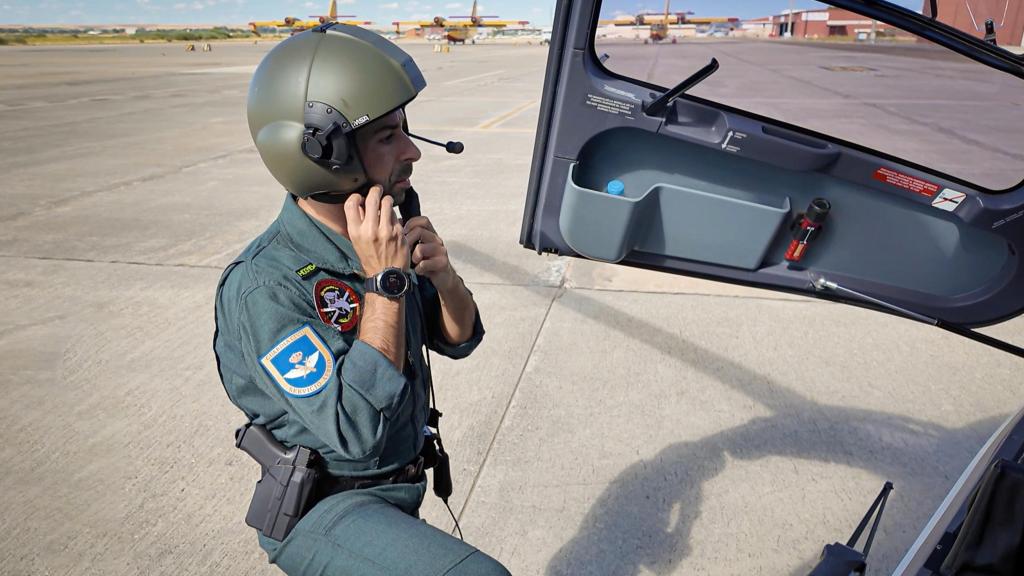 La serpiente multicolor de La Vuelta rueda segura gracias a otro pelotón: el de la Guardia Civil