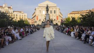 Un atardecer entre historia y talento: así ha sido el desfile inaugural de Madrid es Moda en el corazón de la capital