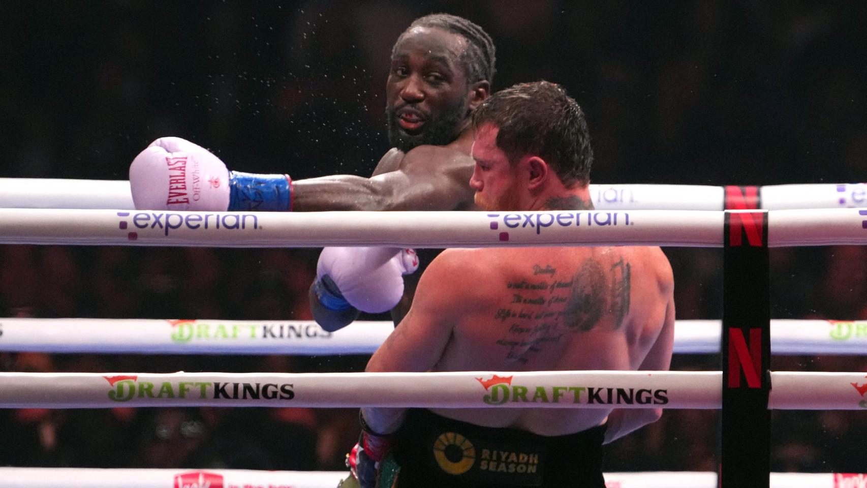 Crawford conecta un golpe a Canelo.