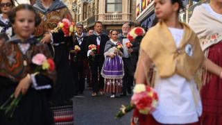 La Ofrenda de Flores a la Virgen de Los Llanos reúne a más de 25.000 personas entre tradición y color