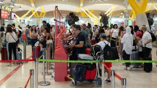 Aglomeraciones y retrasos en los controles del aeropuerto Madrid-Barajas por una huelga del personal de seguridad
