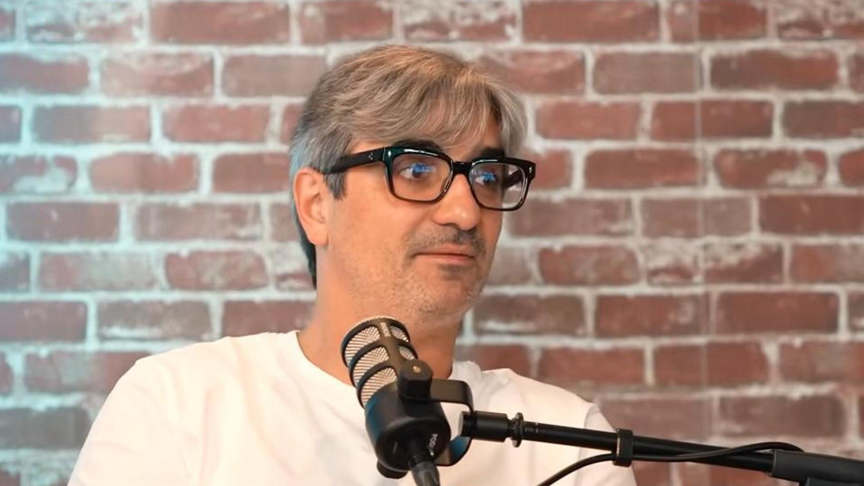 El cirujano Diego González Rivas durante el episodio del podcast