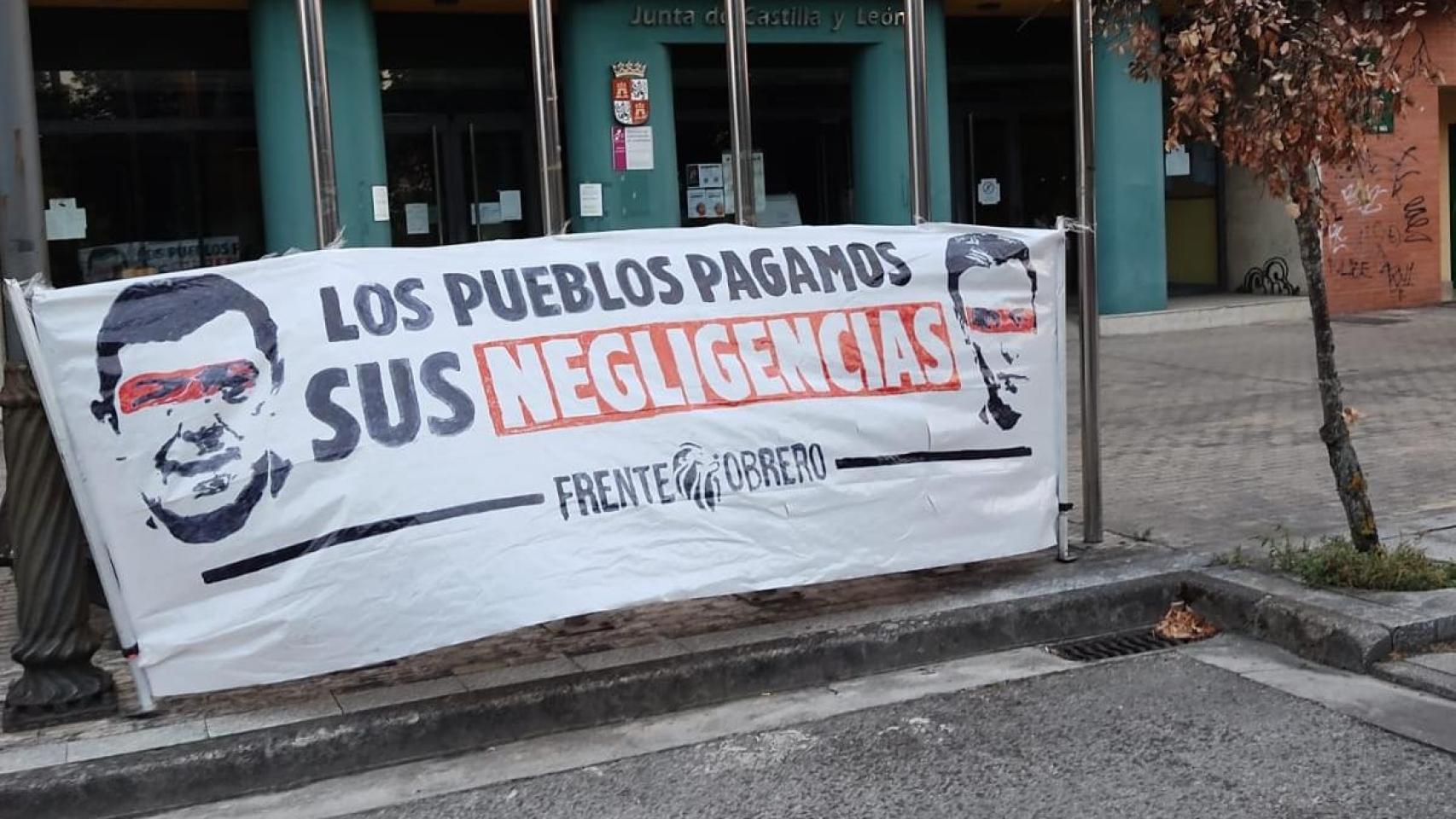 Cartel desplegado por Frente Obrero en León