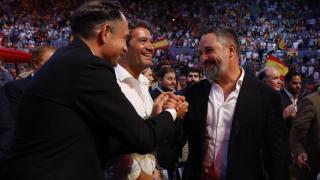 El auditorio al completo de Vox interrumpe el discurso de Abascal para insultar a Sánchez