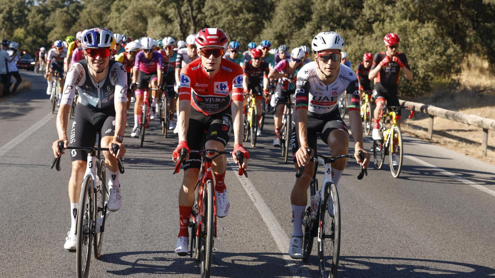 Jonas Vingegaard, en medio, Tom Pidcock a la izquierda de la imagen y Joao Almeida a la derecha.