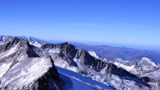 Rescate de “riesgo extremo” en el Pirineo: caen grandes bloques de piedra mientras se evacuaba a un montañero en un glaciar