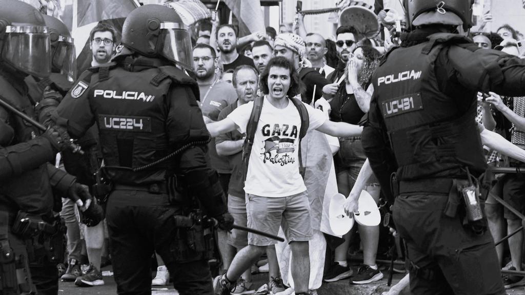 Policías y manifestantes propalestinos, este domingo en Madrid.
