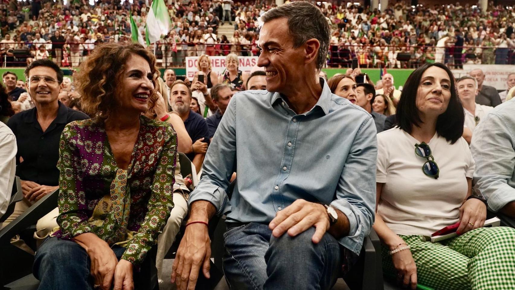 Pedro Sánchez, y la ministra de Hacienda y candidata a la Junta, María Jesús Montero, este domingo en un acto del PSOE en Málaga.