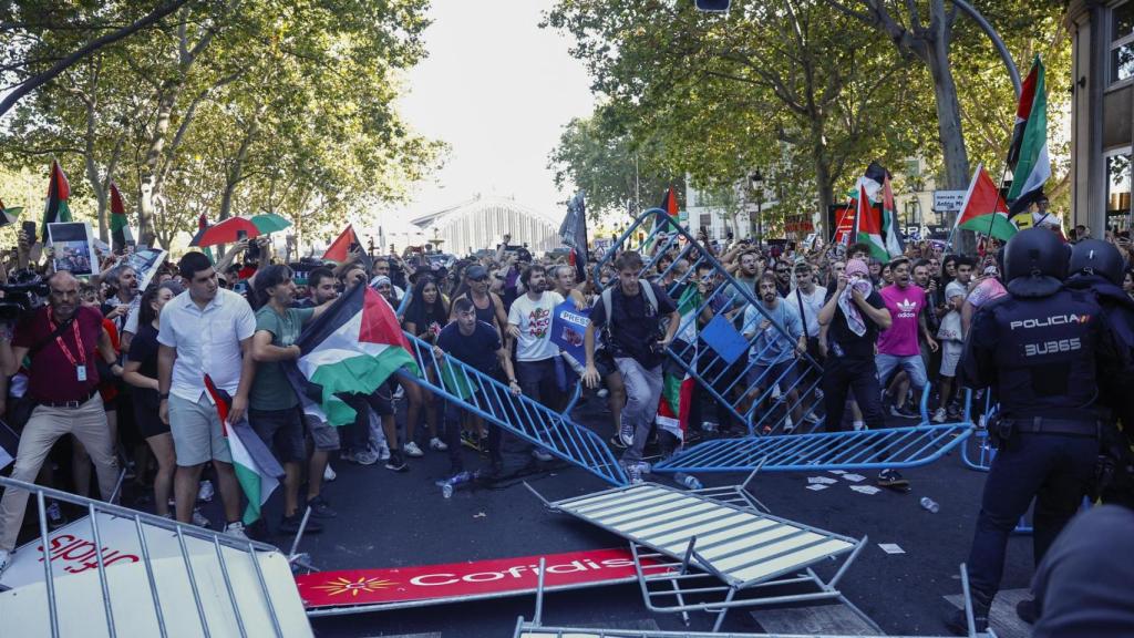 Un grupo de manifestantes se enfrenta a la Policía