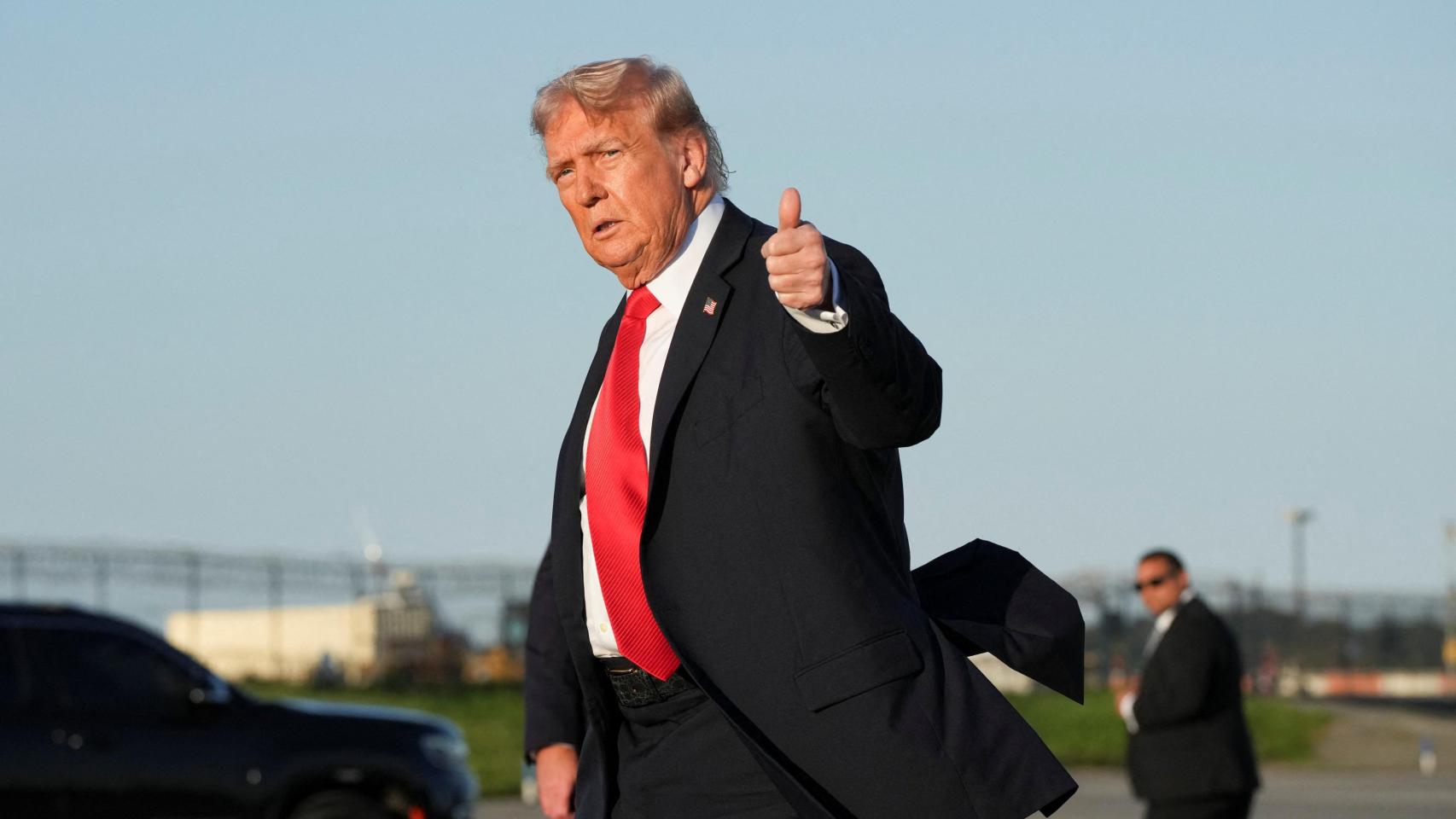 Donald Trump, presidente de Estados Unidos, a su llegada al aeropuerto de LaGuardia de Nueva York.
