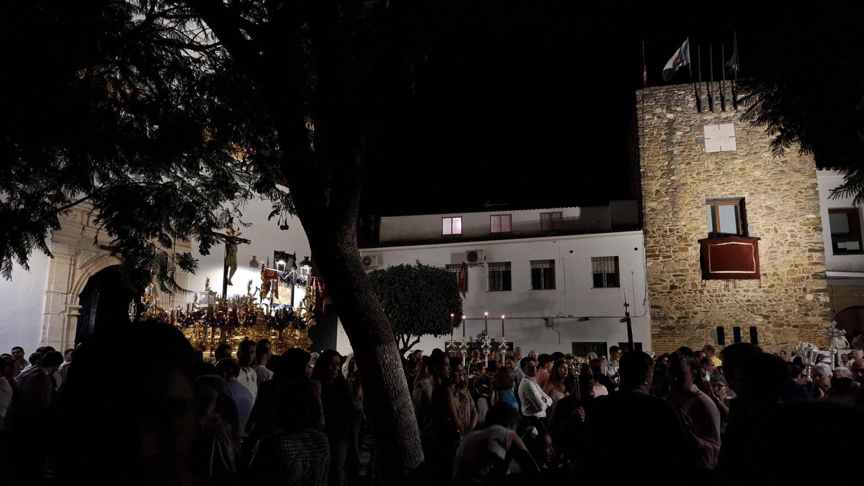 El Santísimo Cristo del Crucero, justo después de salir de su templo.