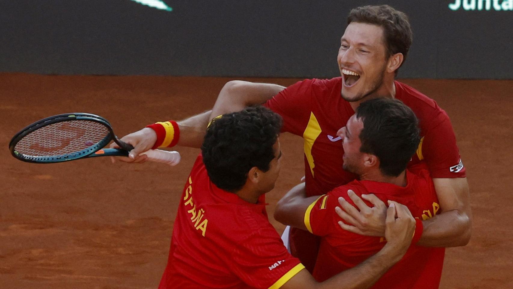 Jaume Munar, Pedro Martínez y Pablo Carreño celebran la victoria ante Dinamarca.