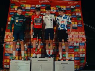 El podio clandestino de La Vuelta: los ciclistas se reparten los premios ellos mismos en el parking de un hotel