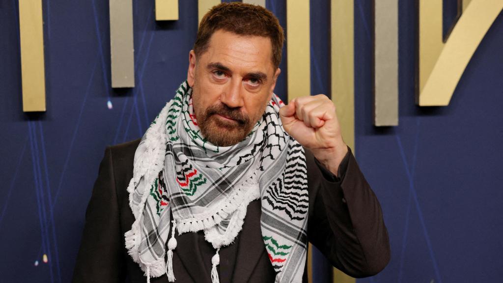 El actor Javier Bardem posa con un pañuelo palestino en la 77 gala de los Premios Emmy.