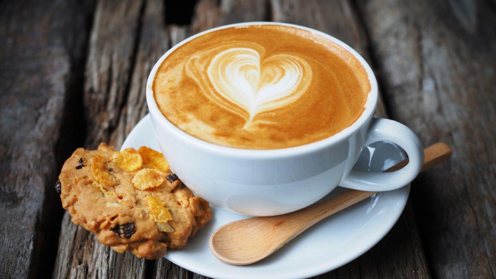 Rápida, compacta y multibebidas: así es la cafetera de cápsulas más cómoda y tirada de precio en Amazon