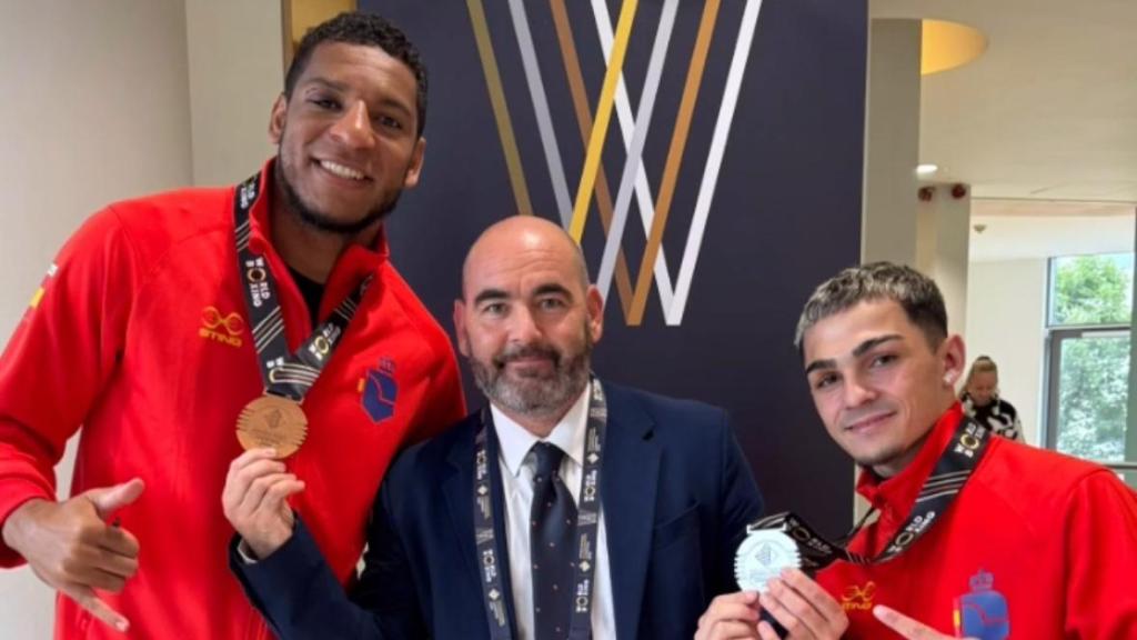 Felipe Martínez, presidente de la Federación de boxeo, junto a Enmanuel Reyes Pla y Rafa Lozano Jr.