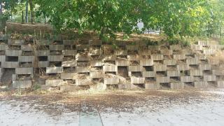 Izquierda Unida exige acabar con un talud en la ciudad de Toledo: "Entran y salen ratas, parece su madriguera"