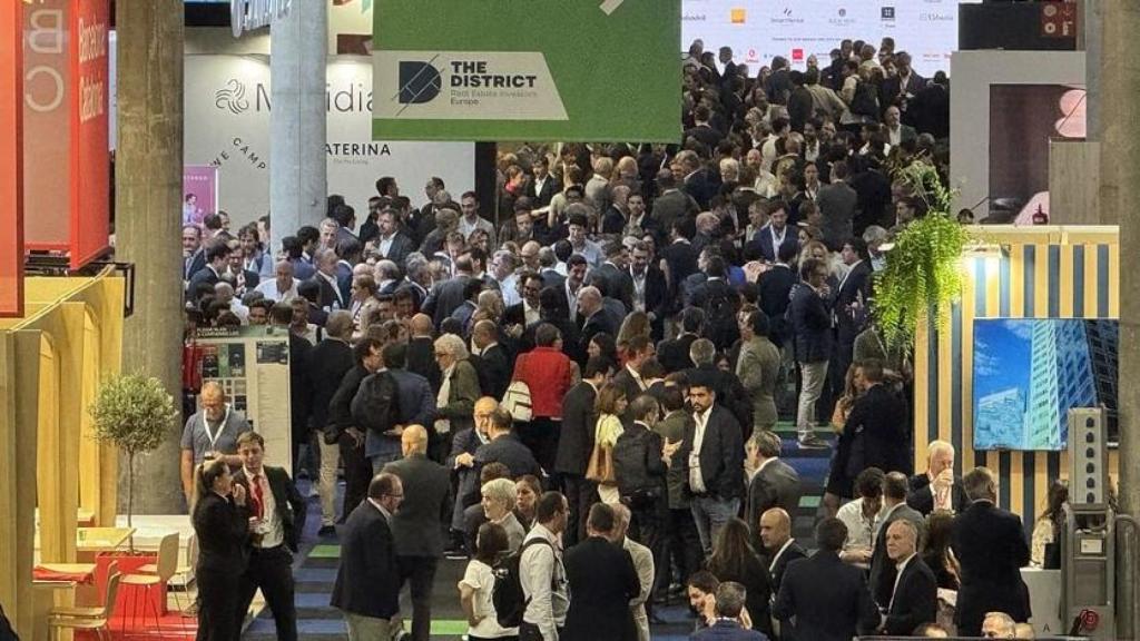 Pasillos de The District 2024.