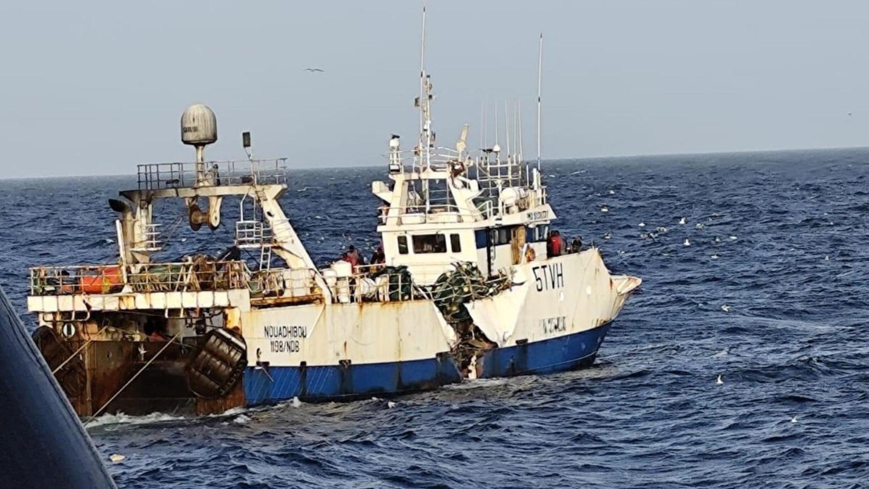 El 'Tafra 3' tras el choque de otro buque en Mauritania.