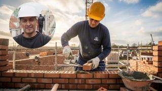 Montaje de Víctor Manuel con un albañil en una imagen creada con IA.