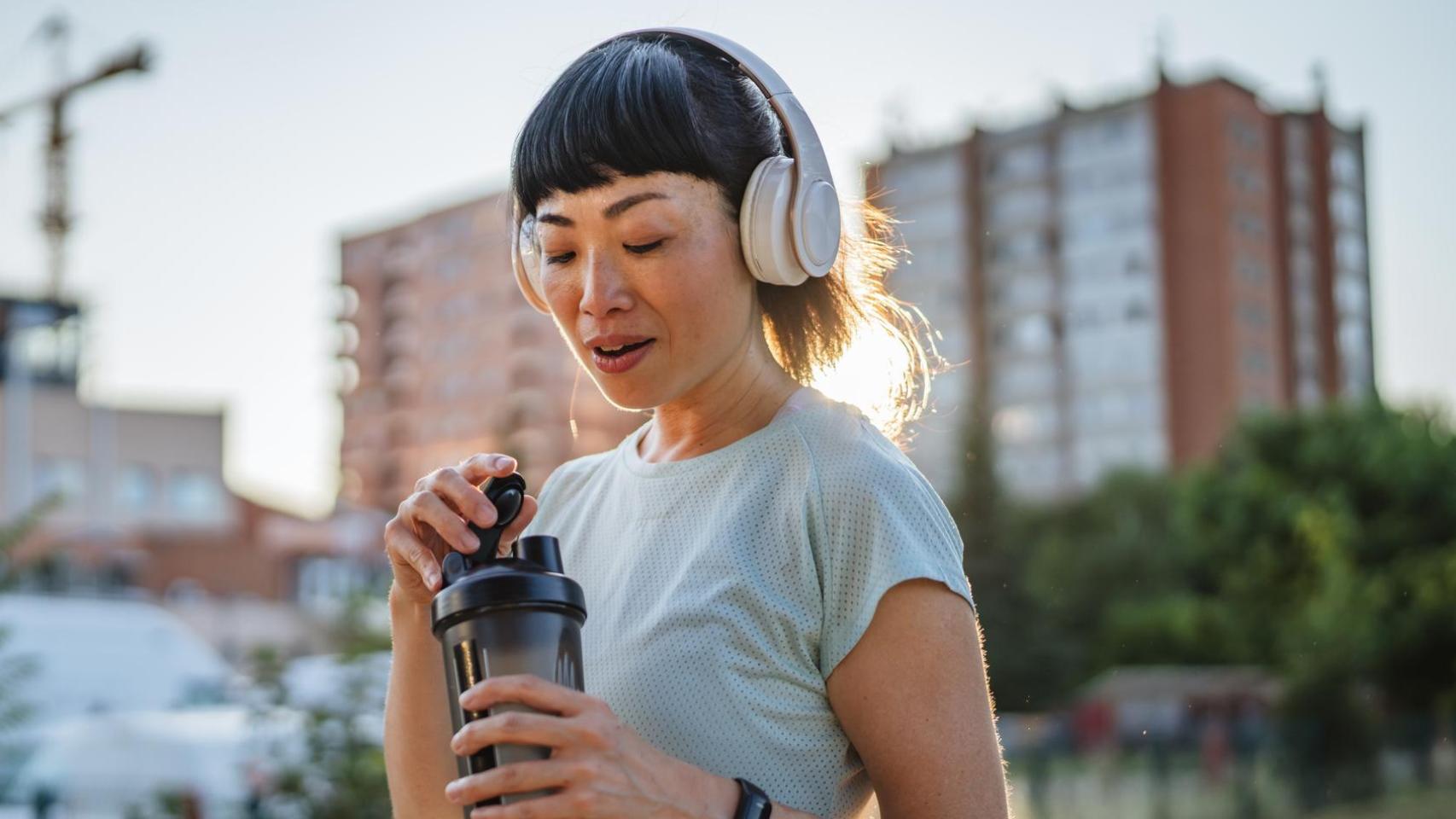 Mujer japonesa haciendo ejercicio.