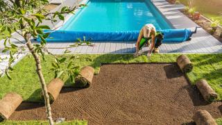 Adiós al césped artificial: esta es la sencilla alternativa que arrasa en España para tener una terraza más bonita