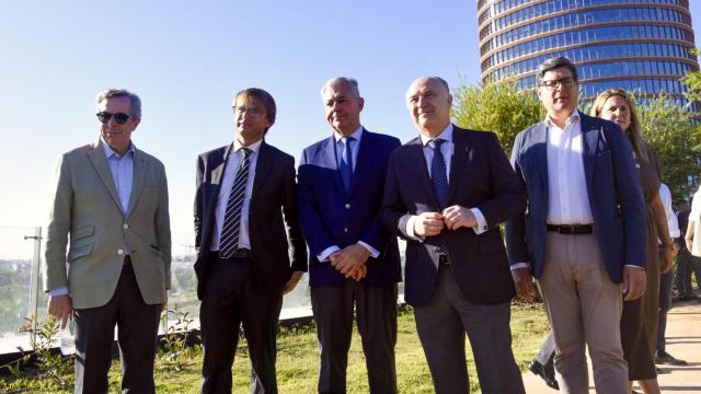 José Luis Sanz junto a los responsables de la apertura de Loft Garden