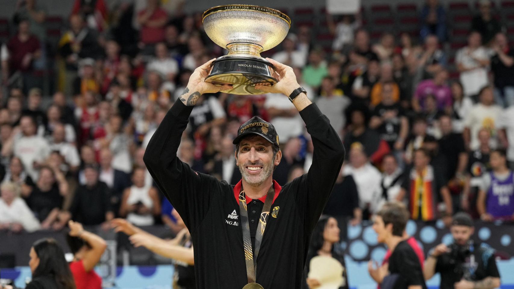 Álex Mumbru levanta el título de campeón de Europa con la selección alemana.