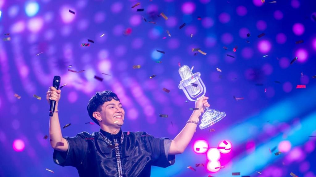J, de Austria, ganador del Festival de Eurovisión, sostiene el trofeo en el escenario durante la gran final del 69.º Festival de Eurovisión. Foto: Jens Büttner/dpa