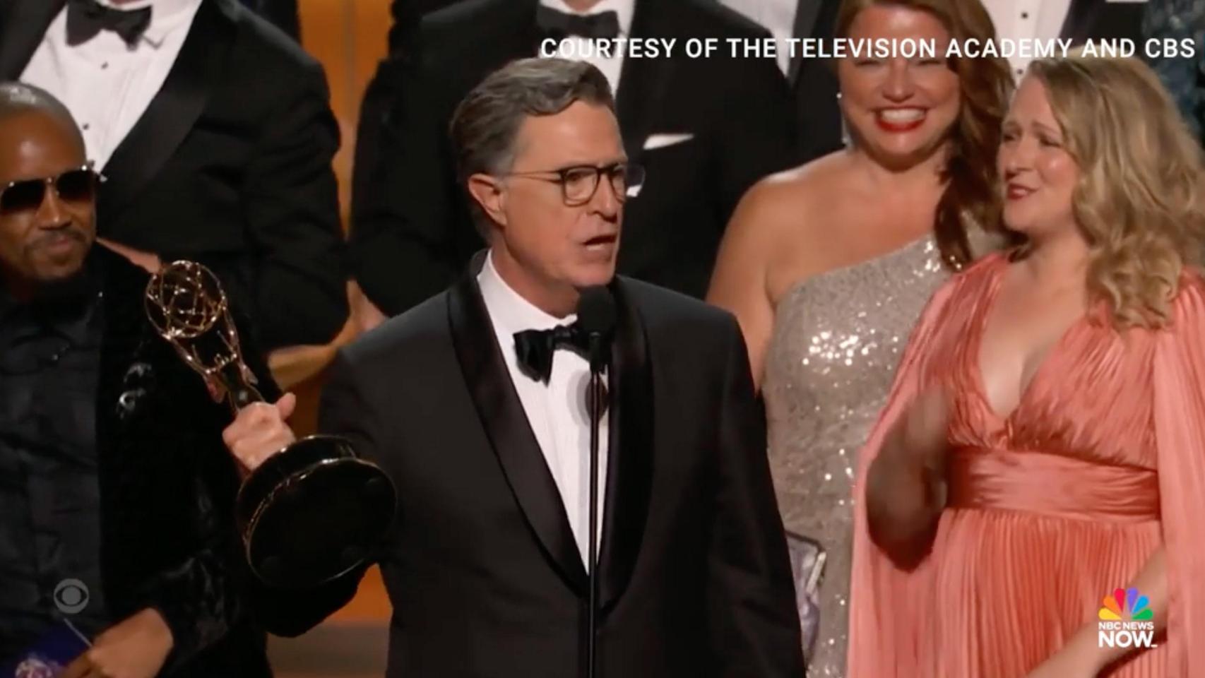 Stephen Colbert al ganar el Emmy en la 77ª edición de los premios de la Academia de Televisión de Hollywood.