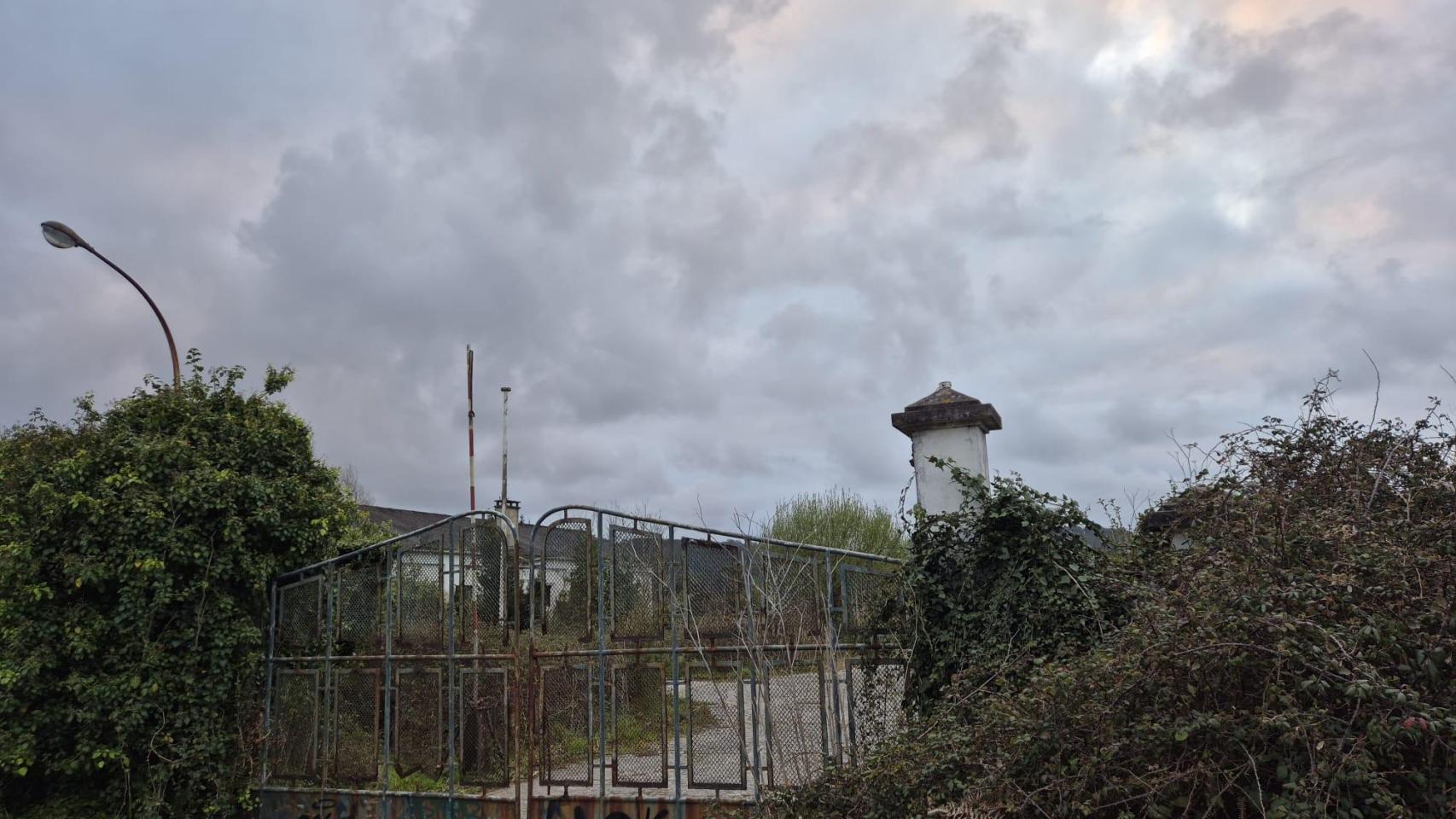Imagen de la antigua estación de radio de Mandiá, donde se ubicará la ciudad deportiva.