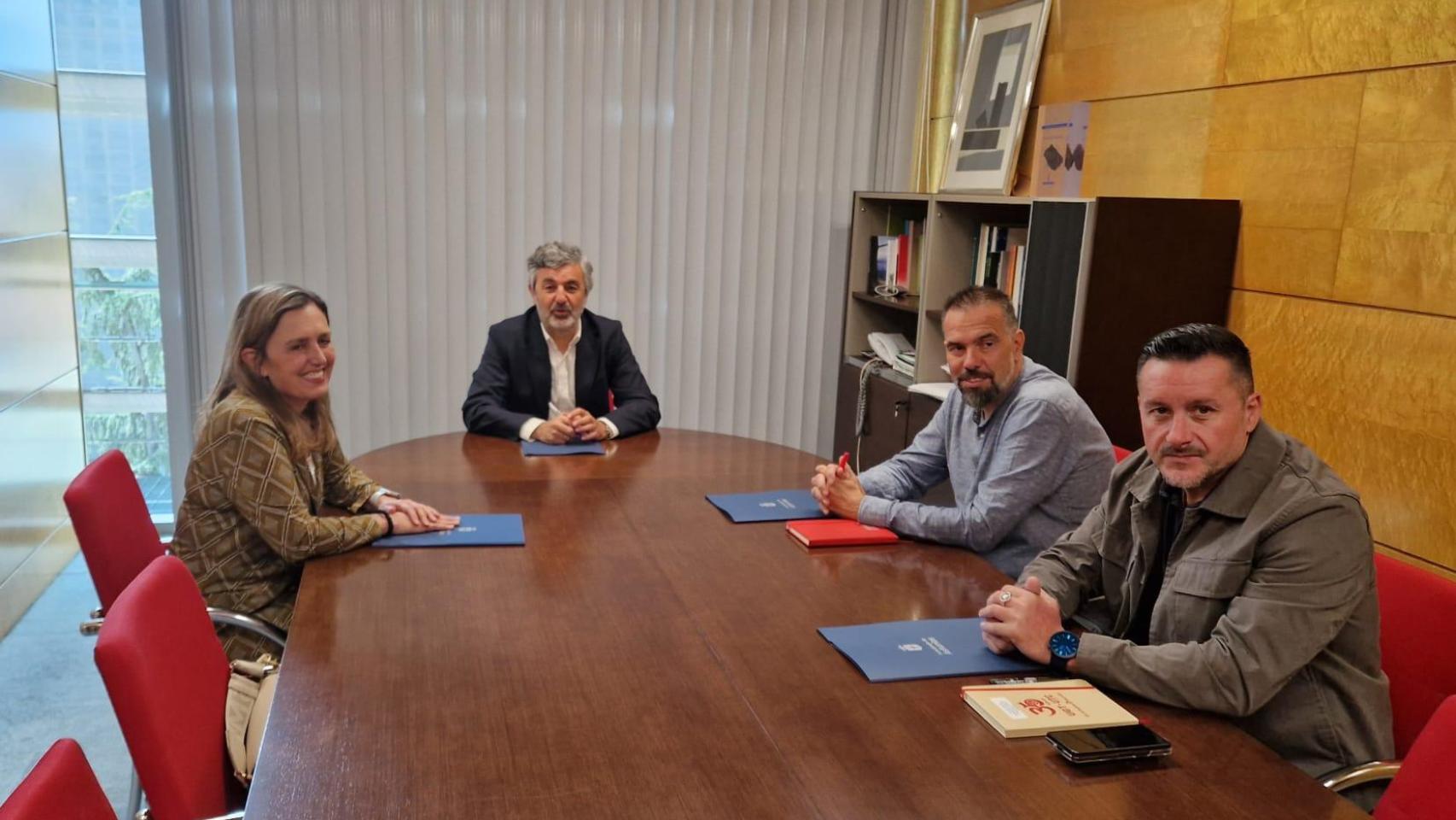 De izquierda a derecha, María Calvo, presidenta de FADE; Alejandro Calvo, consejero de Movilidad, Medio Ambiente y Gestión de Emergencias; José Manuel Zapico, secretario general de CCOO Asturias; y Francisco Javier Fernández Lanero, secretario general de UGT Asturias.