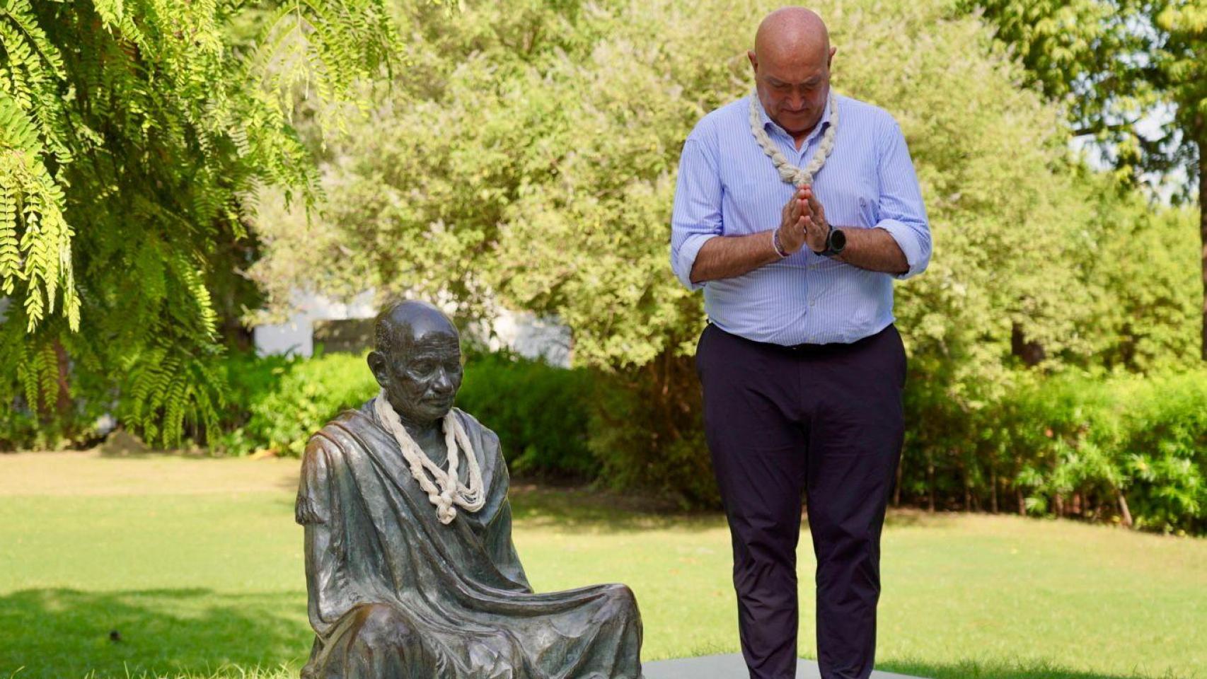 El alcalde de Valladolid, Jesús Julio Carnero, junto al busto de Gandhi en la India.