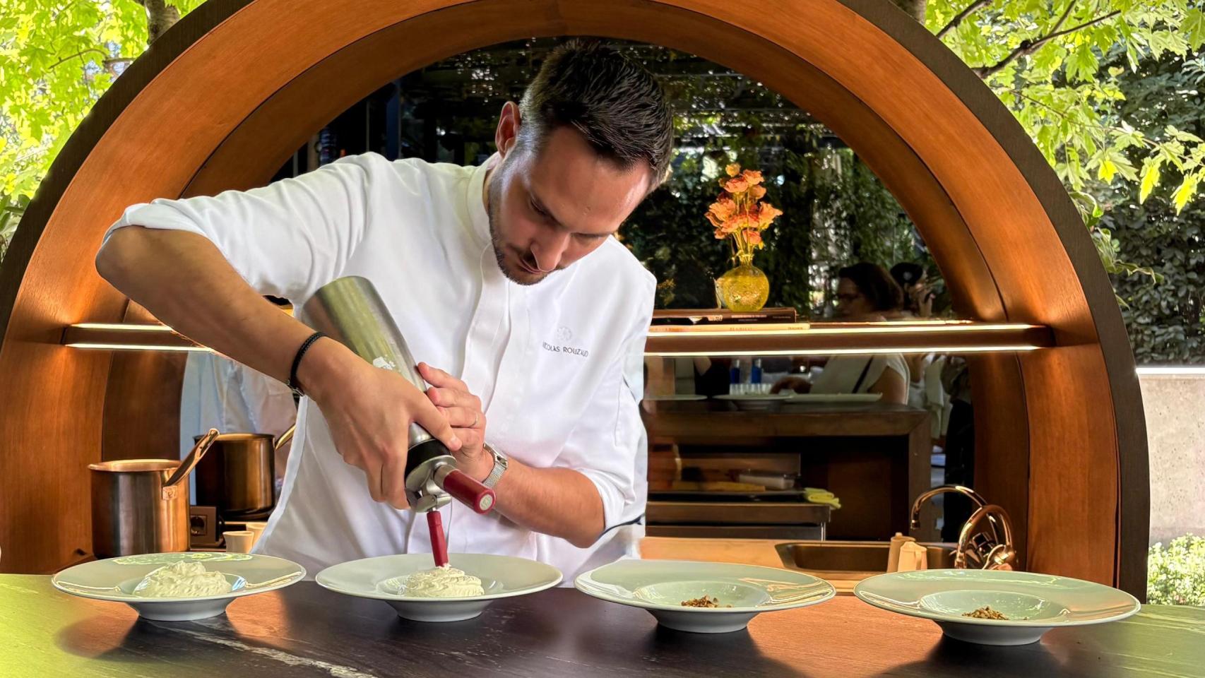 Nicolas Rouzaud preparando uno de sus postres, este lunes, en el Rosewood Villa Magna.