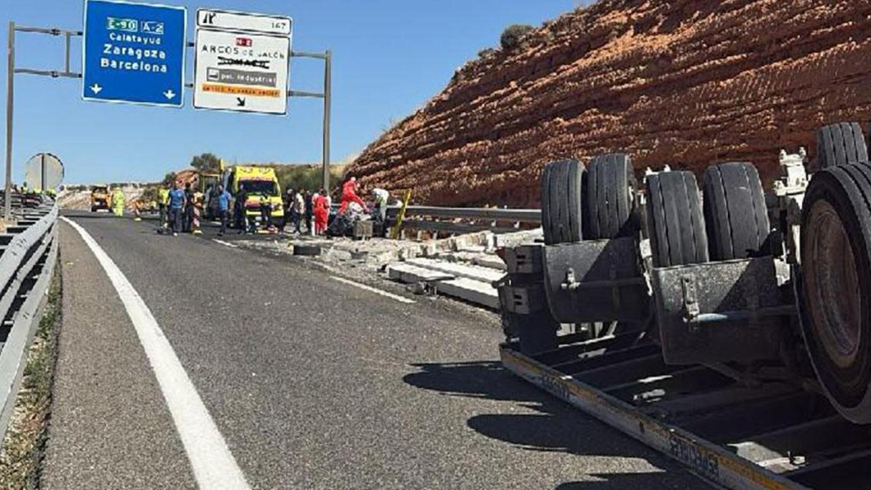 El camión volcado en Arcos de Jalón, en la A-2