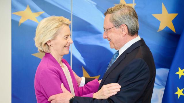 El expresident del BCE, Mario Draghi, se ha reunido este lunes en Bruselas con la presidenta de la Comisión, Ursula von der Leyen