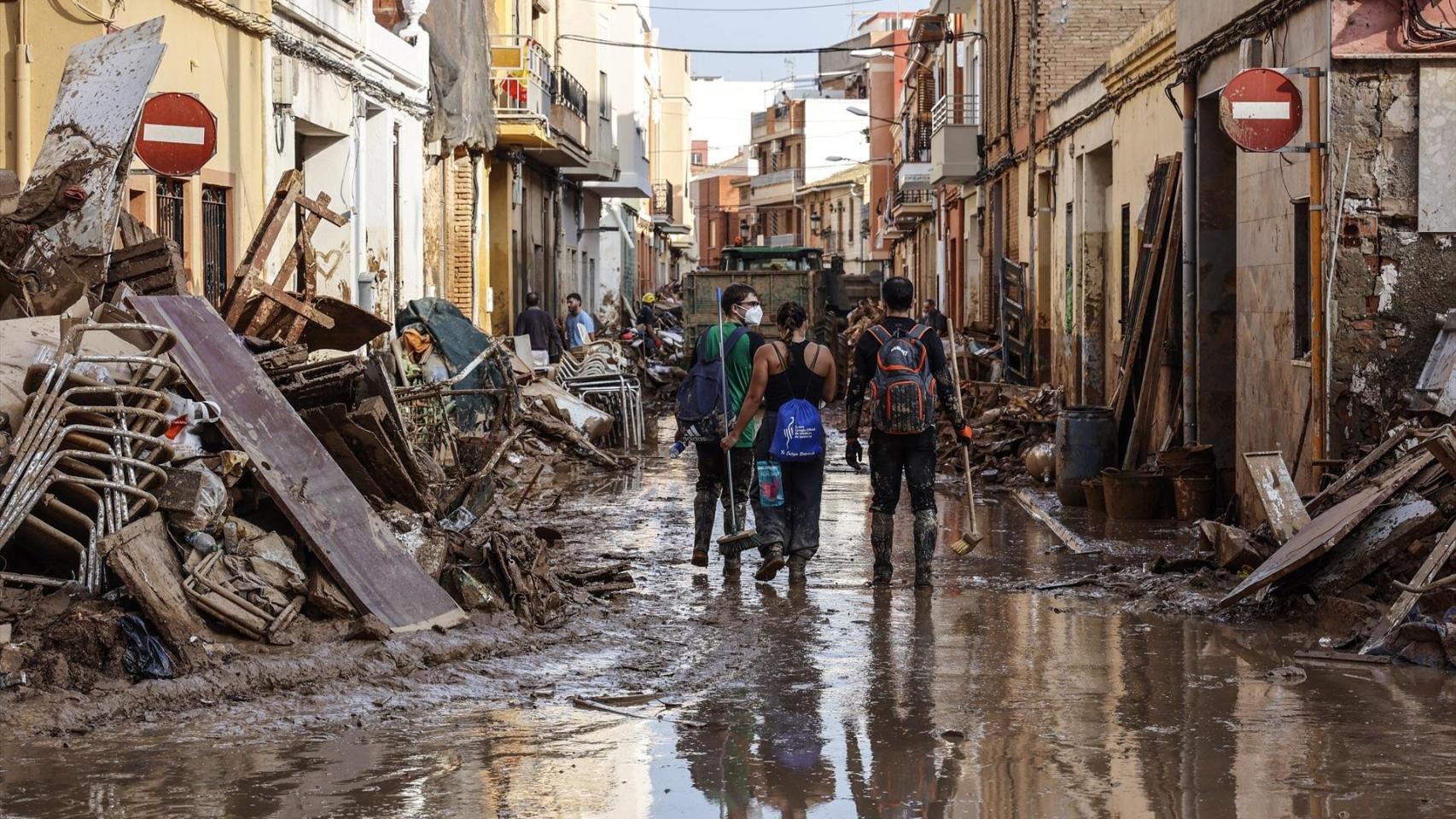 Voluntarios tras la dana. Rober Solsona / Europa Press