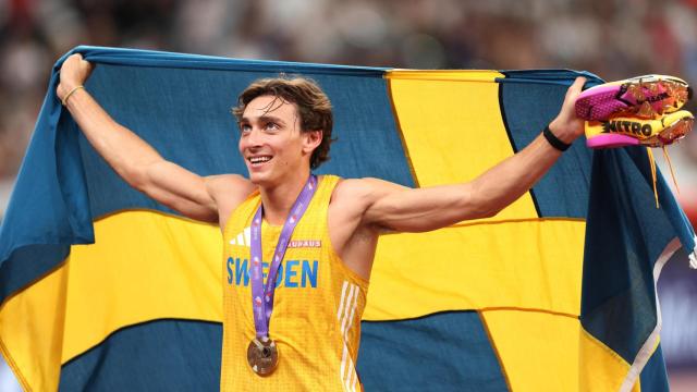 Duplantis celebra su récord del mundo y su medalla de oro en los Mundiales de Atletismo.