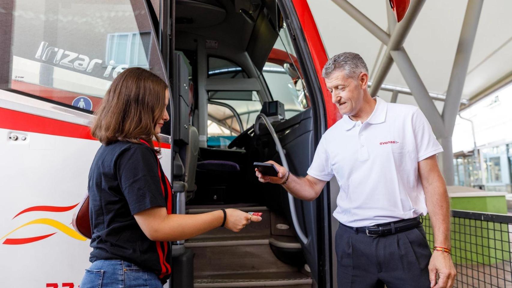 Una usuaria sube a un autobús con la tarjeta Buscyl