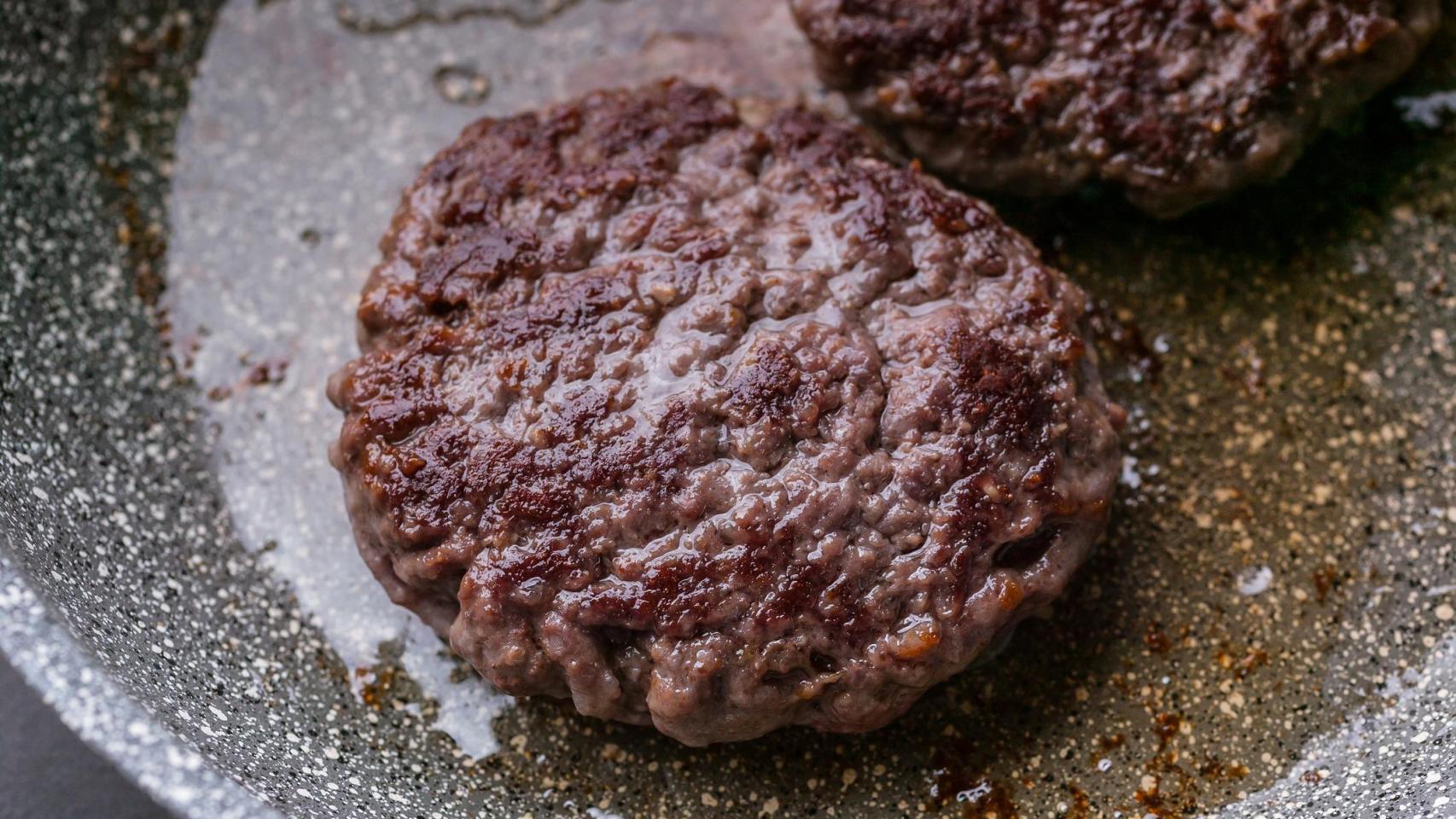 Dos hamburguesas en la sartén.